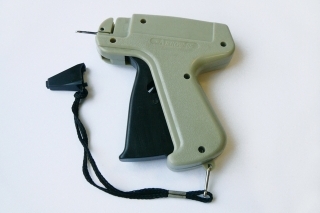 Rybnikári pre značkovanie používajú splintovaciu pištoľ.