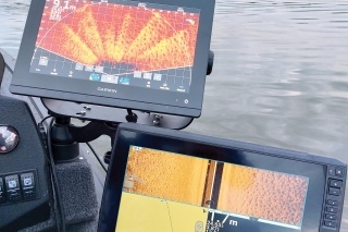 Moderné kombo, kde je sonar GPSMAP využitý na LiveScope a sonar radu
EchoMap na ďalšie zobrazenia.