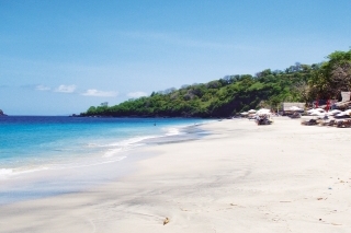 Pláž Pantai Putih pri Candidase.