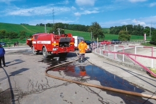 Bez dodávky čistej vody od hasičov by sa výlov nepodaril.