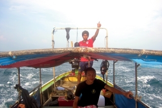 Vysmiaty kapitánik s plavčíkom počas návratu na Phi Phi.