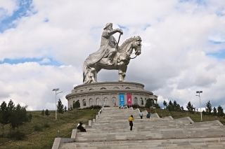 Socha Džingischána neďaleko Ulanbátaru je najväčšou jazdeckou sochou na svete.