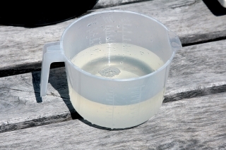 1.Jeden liter vody na 0,5 kg podstielky.