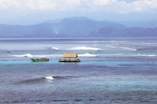 Severná časť ostrova je známa predovšetkým ako surfarský raj.