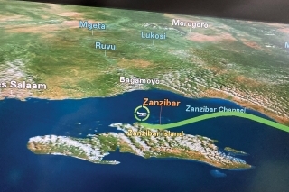 Konečne sa na monitore v lietadle objavil ostrov Zanzibar.