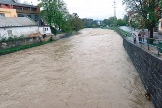 Silné dažde zmenili koryto rieky Bečvy. Voda stúpla o 2 metre.