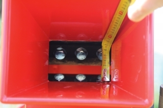 Vstupný otvor je 7,5 cm na šírku, takže maximálny priemer konárov je 7 cm.