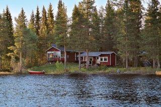 Síce trochu medveďovo, ale nádherné miesto  pre život priamo na brehu jazera.