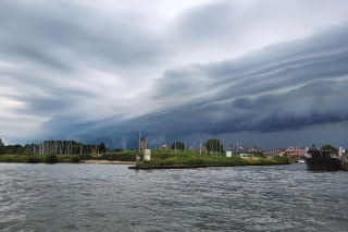 V Holandsku môžete zažiť aj poriadne búrky a vlny.