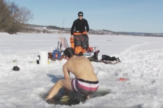 VIDEO: Extrémne "ručné" rybárčenie pod ľadom