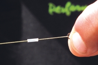 Na spletanú šnúru hairbraid navlečieme silikónovú bužírku.