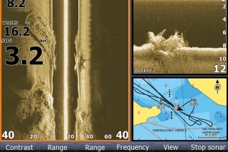 V ľavej časti obrazovky bočnými lúčmi detailne vykreslený vrak lode, v pravej časti obrazovky bočný pohľad a pozícia na mape.