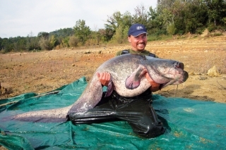 Najväčší sumec, ktorého som zdolával skoro hodinu. Jeho hmotnosť nepoznám, strhol mi váhu do 50 kg.