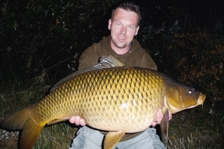 Nie všetky ryby boli už vytreté. Tento ,,pupkáč,, je toho dôkazom 
/15,4 kg/.