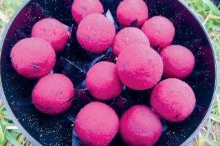 Ďalšou zložkou sú boilies, na ktoré chytávam. Osobne počas roka nepoužívam množstvo rôznych druhov boilies. Pripravenú zmes do PVA tak viem použiť pri viacerých po sebe nasledujúcich rybačkách, nakoľko boilies, ktoré do zmesi použijem, budem s veľkou pravdepodobnosťou aj používať na lov. Boilies pomocou krushy rozdrvím. Čím viac otočení krushou urobíte, tým sa vám boilies rozdrví na menšie časti.
