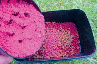 Mini peletky a nadrvené boilies. To samotné by už na výrobu PVA punčoch postačovalo. Stačilo by to len poriadne premiešať a plniť do PVA s menšími okami.