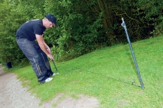 Nameranie potrebnej vzdialenosti: 1. Budem potrebovať dva kolíky vzdialené od seba 2 metre.