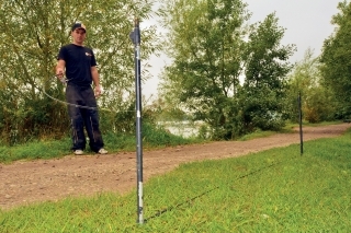 3. Omotávajte vlasec okolo tyčiek až sa dostanete k zaklipovanému vlascu.