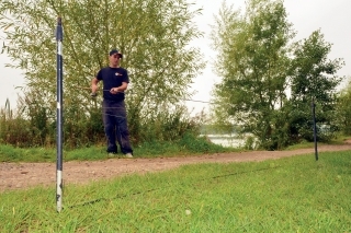 4. Keď sa dostanete ku klipu, zapamätajte si koľko otočiek ste spravili na kolíkoch. To isté urobte aj s prútom, s ktorým budete chytať.