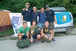 Súťaž „Zlatá montáž“, hore zľava: Team Starbaits: Ľuboš Žabčík, Juraj Dobiš, Richard Ježík a Majo Kobetič, nižšie zľava: Dominik Musil 2. miesto, Michael Gašpar, 1. miesto a Matúš Beňo 3. miesto.