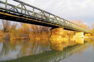 Krásne zimné miesto. Hĺbka, piliere a zátoka.