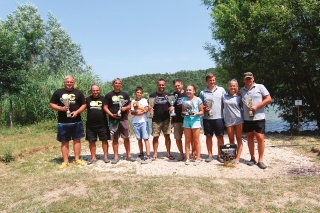 Spoločná foto na pamiatku. Druhé miesto obsadil Orthodox Team (vľavo) a tretie miesto Gabo CT (vpravo).