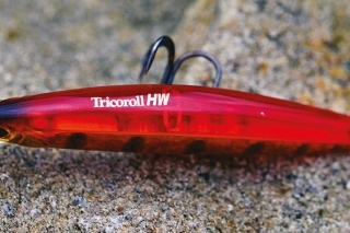 Tricoroll 67HW vo farbe Red gold a pohľad na jeho úzke boky.