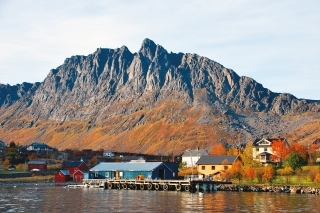 Októbrové poludnie na Sor Tverfjord.