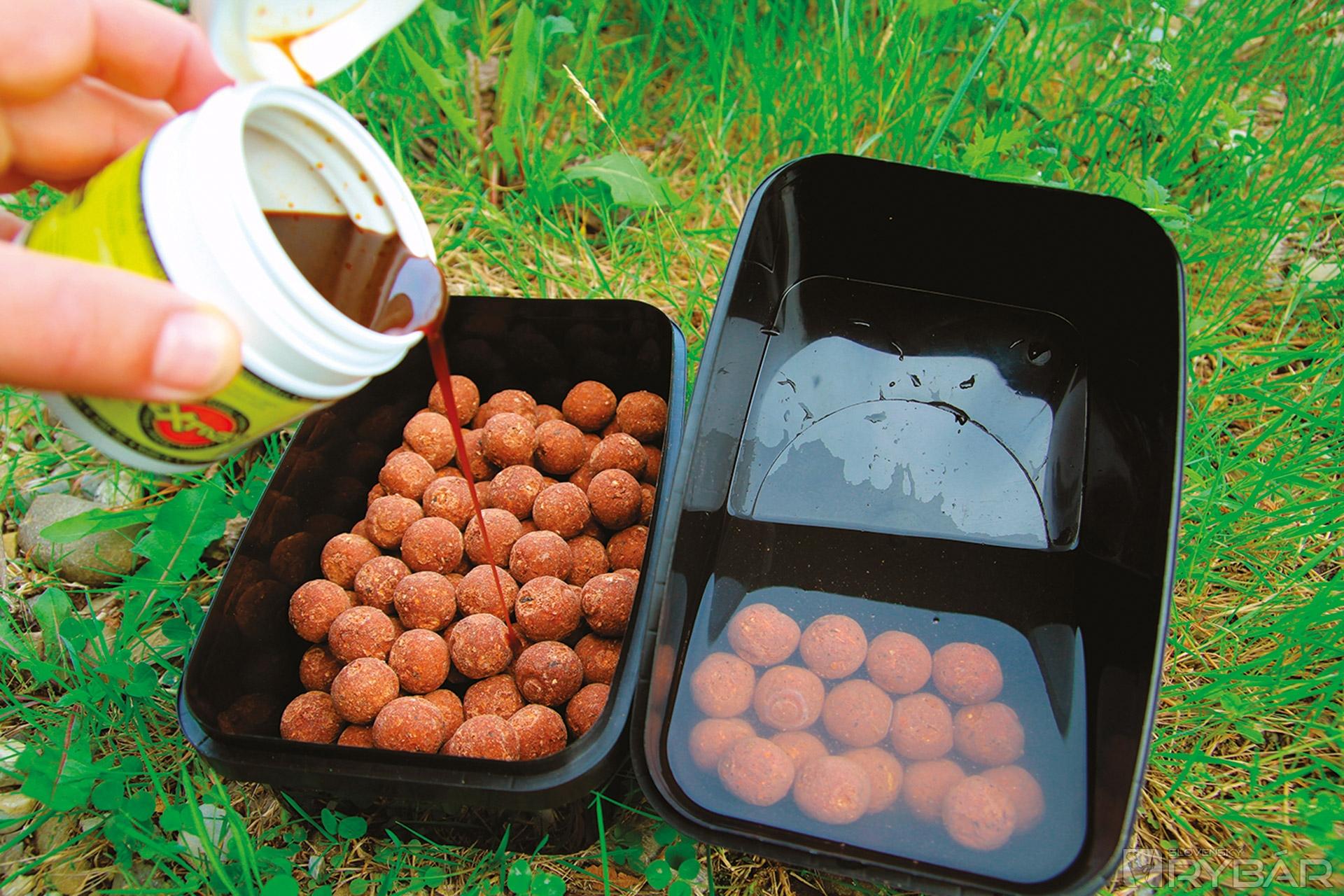V jednej dóze predmočené boilies, v druhej zaliate dipom.