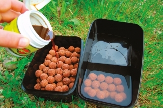 V jednej dóze predmočené boilies, v druhej zaliate dipom.