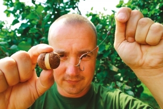 Napichneme všetko spolu na vlasový príves a skontrolujeme, či padá pomaly ku dnu.