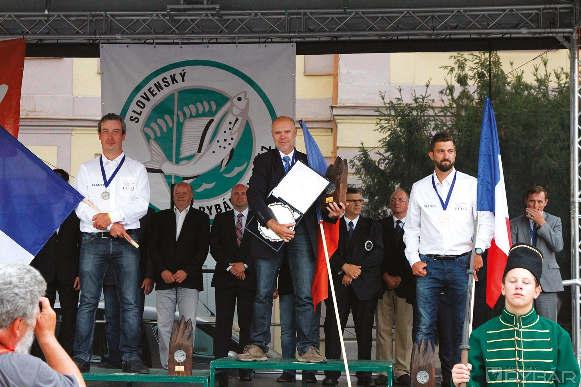 Víťazi v jednotlivcoch. Zľava 3. miesto, Sebastien Delcor, 1. miesto Antonín Pešek, 2. miesto Gregoire Juglaret.
