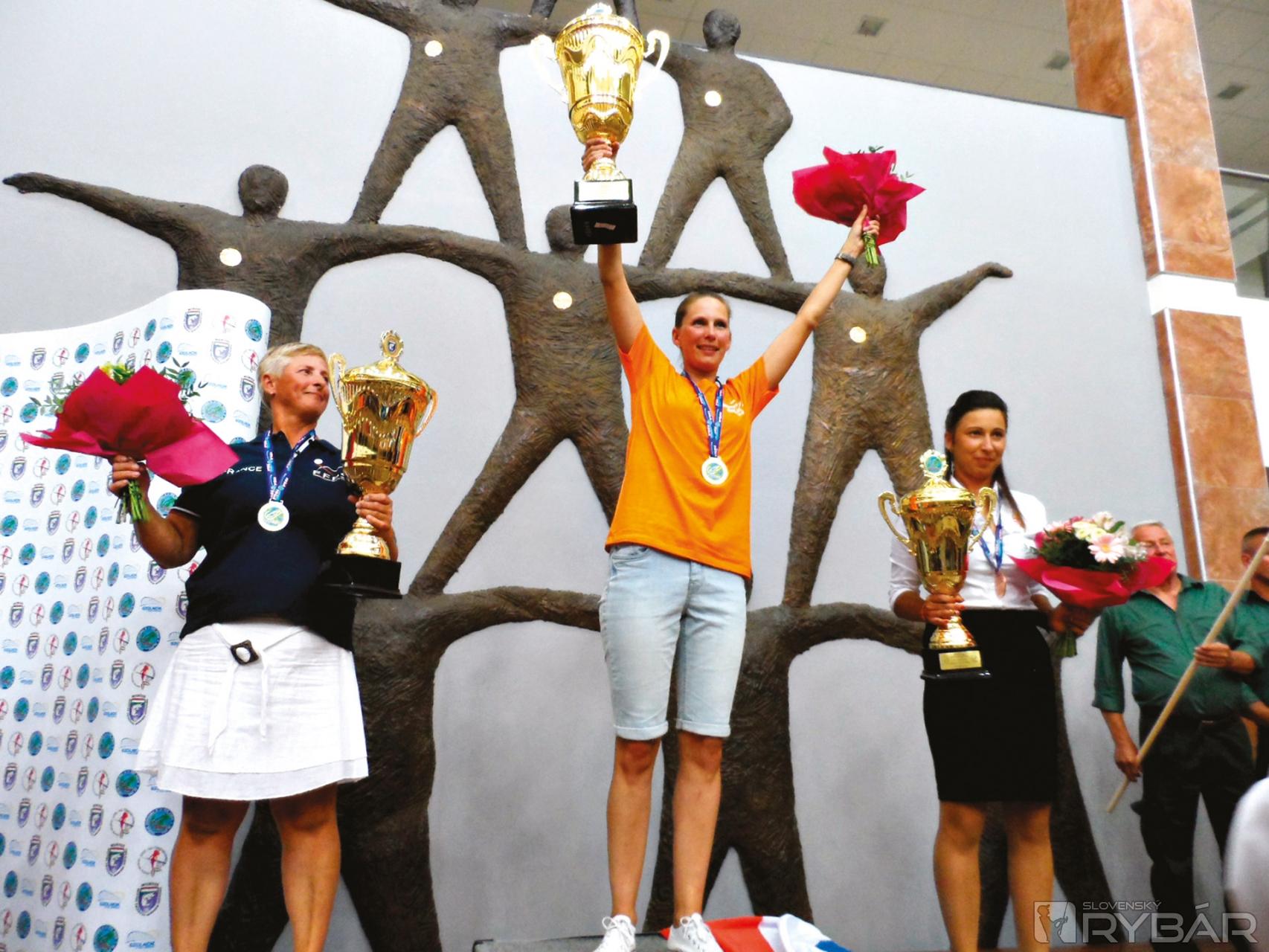 Najúspešnejšie pretekárky MS. Zľava Isabelle Hawryhuk (Francúzsko), Anja Groot (Holadsko) a Hajnalka Kovács (Maďarsko).