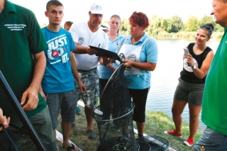 Eva Cibulková – reprezentantka Slovenska pri podpisovaní záznamov o úlovkoch.