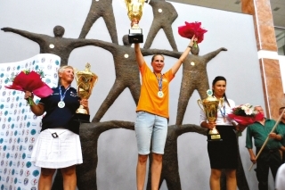 Najúspešnejšie pretekárky MS. Zľava Isabelle Hawryhuk (Francúzsko), Anja Groot (Holadsko) a Hajnalka Kovács (Maďarsko).