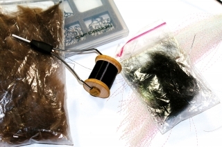 Materiály: 
háčik z hrubšieho drôtu, čierna viazacia niť, CDC pierka, čierna srsť z tuleňa, lametka.