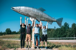 Lososie monumenty môžete nájsť po celej krajine. Zľava Rišo, Kurt, Michal a Zdeno.