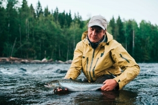Richard so svojim úlovkom baltického lososa. Losos v tejto veľkosti sa nazýva Grilse, je to ryba, ktorá sa prvýkrát vracia z mora do rieky.