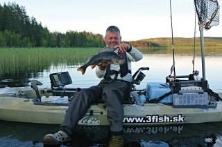 Feri so svojím rybárskym kajakom Hobie. Ako vidíte, má v ňom všetko. Neverili by ste, ale za celý pobyt sme sa ani raz nestretli na vode. Toľko možností je v tejto oblasti.