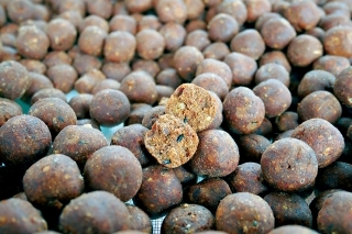 Boilies vlastnej výroby s  názvom Hot E, s  ktorým som pobehal všetky tieto zväzovky.