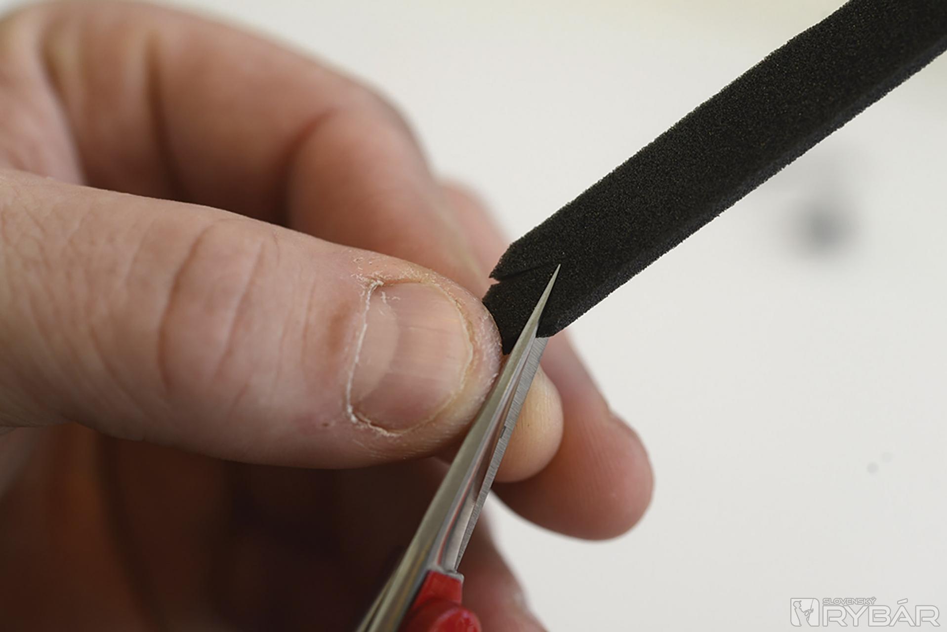 7. Odrežte kúsok penovej hmoty EVA s hrúbkou 3 mm a  vytvorte kosoštvorcový tvar.