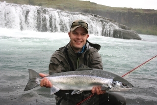 Mnoho lososov v rieke West Ranga na Islande bolo ulovených na Rubber Duck. Lars Fabrin s  krásnym lososom atlantickým, ktorého ulovil na penovú mušku.