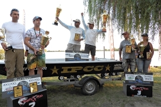 Stupne víťazov, zľava: 
2. miesto – Blackbass team, 
1. miesto – Finval team, 
3. miesto – Westin Hungary.