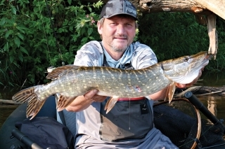 Petr s jednou z mnohých šťúk, ktoré sme ulovili na hladine.