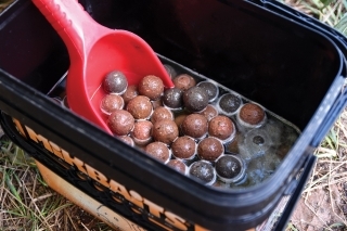 Boilies určené na vnadenie často predmáčam vodou zo štrkoviska.