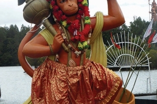 Hinduistický boh Hanuman Ji pri svätom kráterovom jazere Grand Bassin.