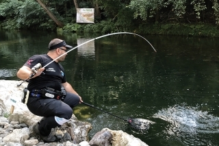 Domáci Bulhar na konci „bazéna“ lovil jednu rybu za druhou.