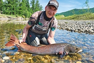 Môj 120 cm tajmen na hladinový popper, nádherný záber a zložité zdolávanie z vysokého brehu.