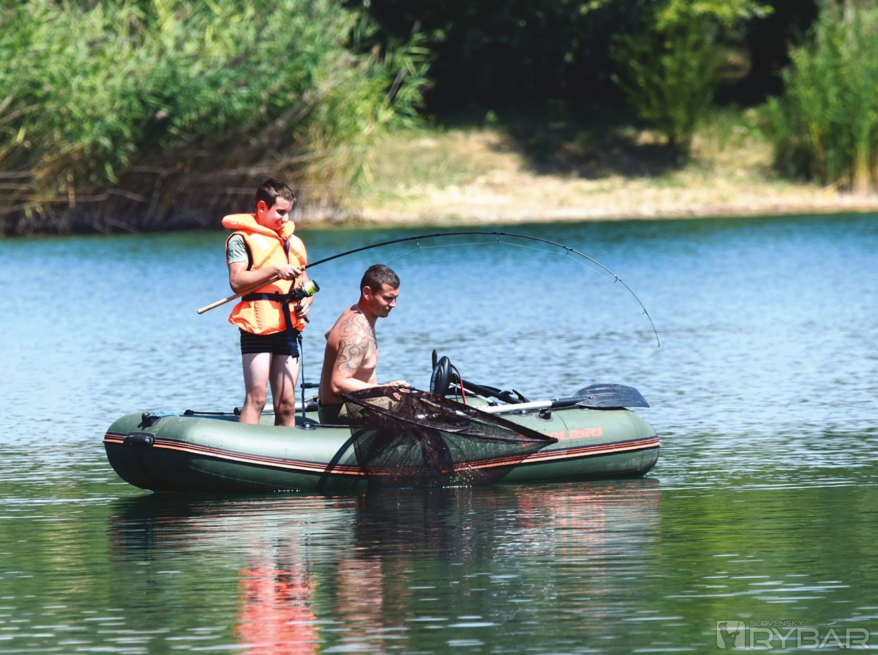 Chalani si užívajú zdolávanie z člna.