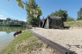 Náš stanový tábor, kde sme sa schovávali pred teplým slnečným počasím.